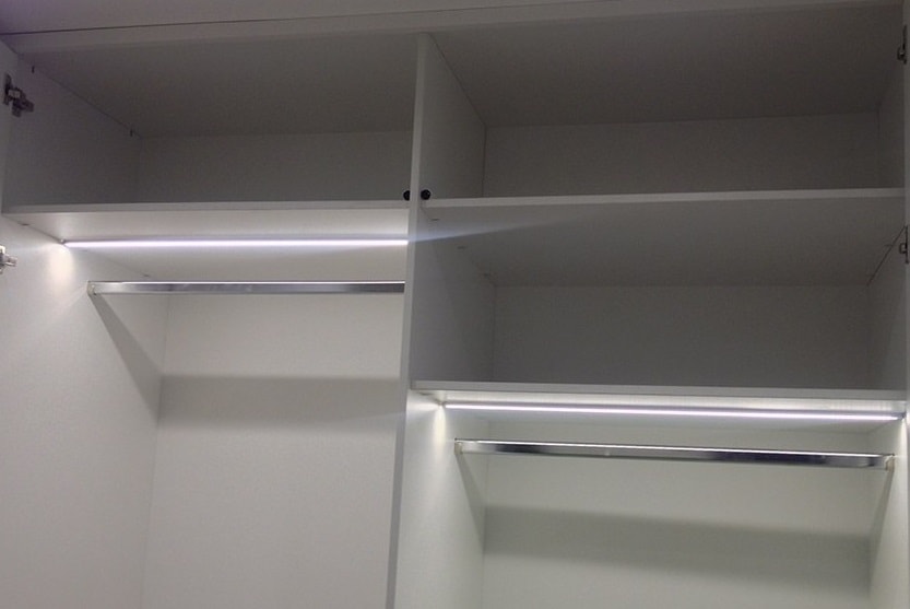 dekorativnaya podsvetka v shkafu aktsent na detalyah
