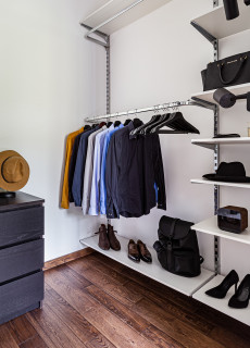 garderobnaya v stile loft industrialnyy shik i praktichnost