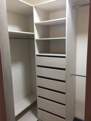 ustanovka garderobnyh vybor furnitury i komplektuyuschih